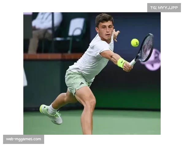 特写：德约科维奇在印第安维尔斯训练中测试新型球拍