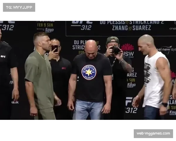 UFC 302赛前新闻发布会，头条主赛双方仅礼节性对视